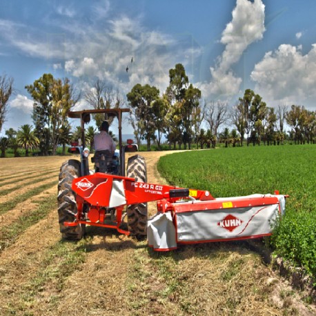 SEGADORA ACONDICIONADORA DE DISCOS KUHN 2.40 MT, DE LEVANTE.